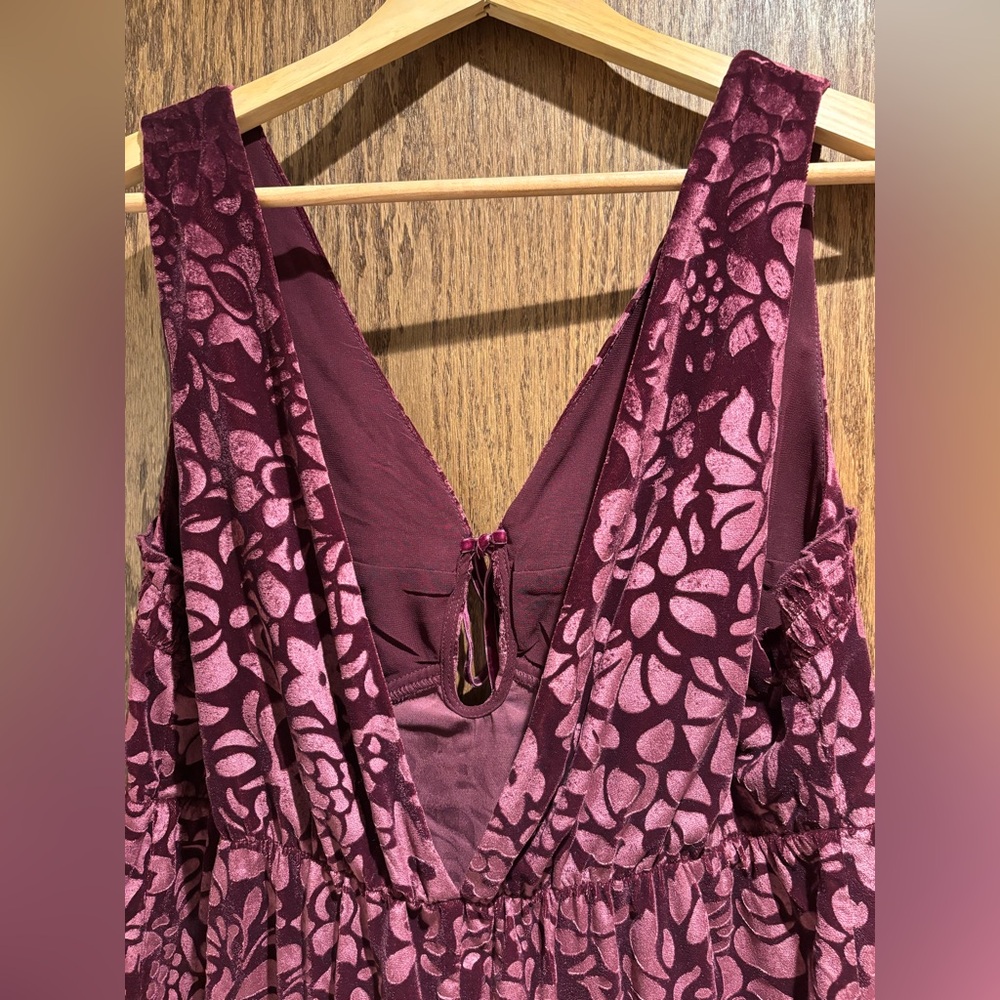 By Anthropologie Lounge Floral V-Neck Velvet Midi Dress in Plum - Picture 6 of 12